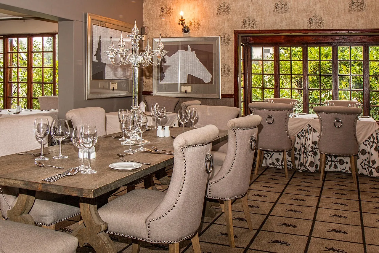 Salle de restaurant élégante avec tables dressées et sièges moelleux