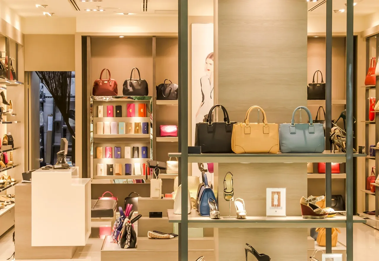 Intérieur cosy d'une boutique avec étagères et lampes chaleureuses