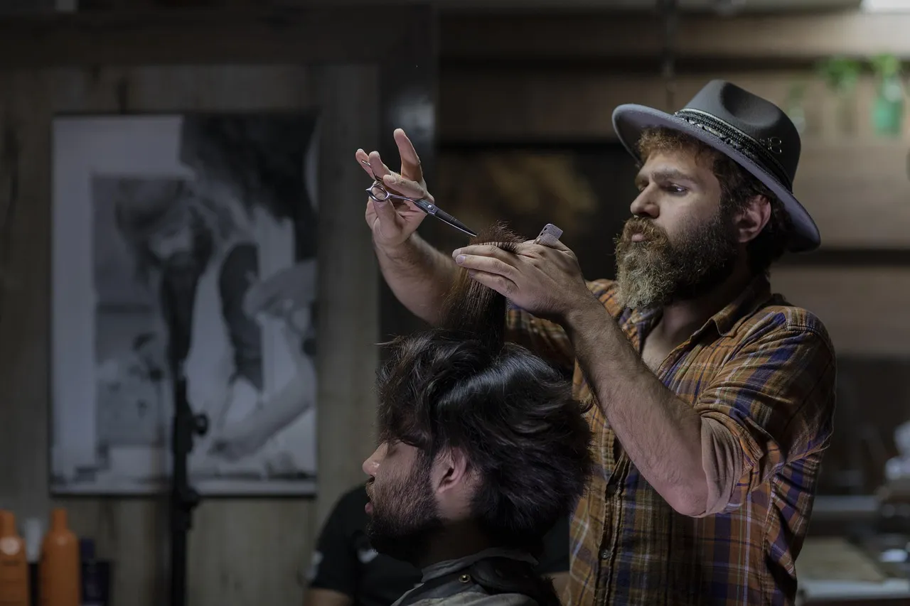 Coiffeuse réalisant un brushing sur une cliente en salon