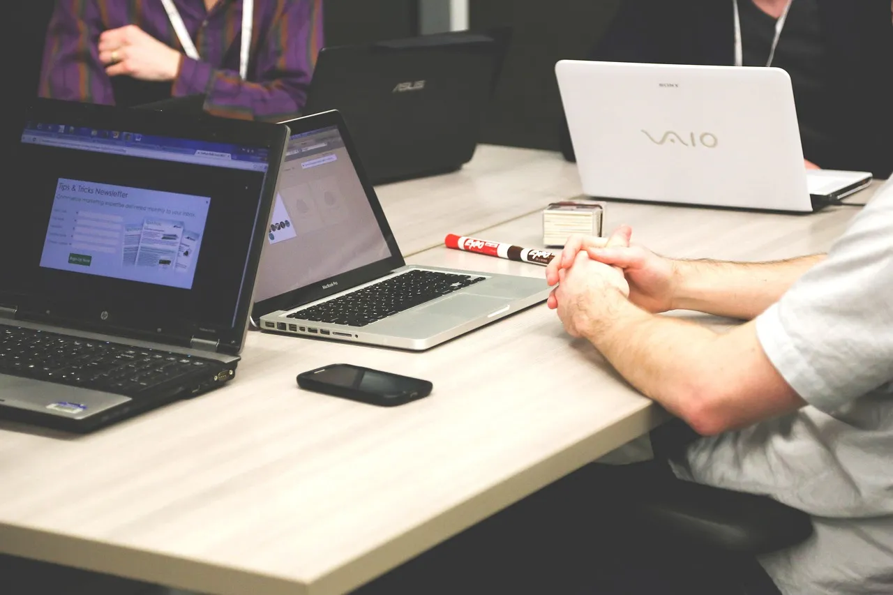 Indépendants en réunion de travail autour d'un ordinateur portable