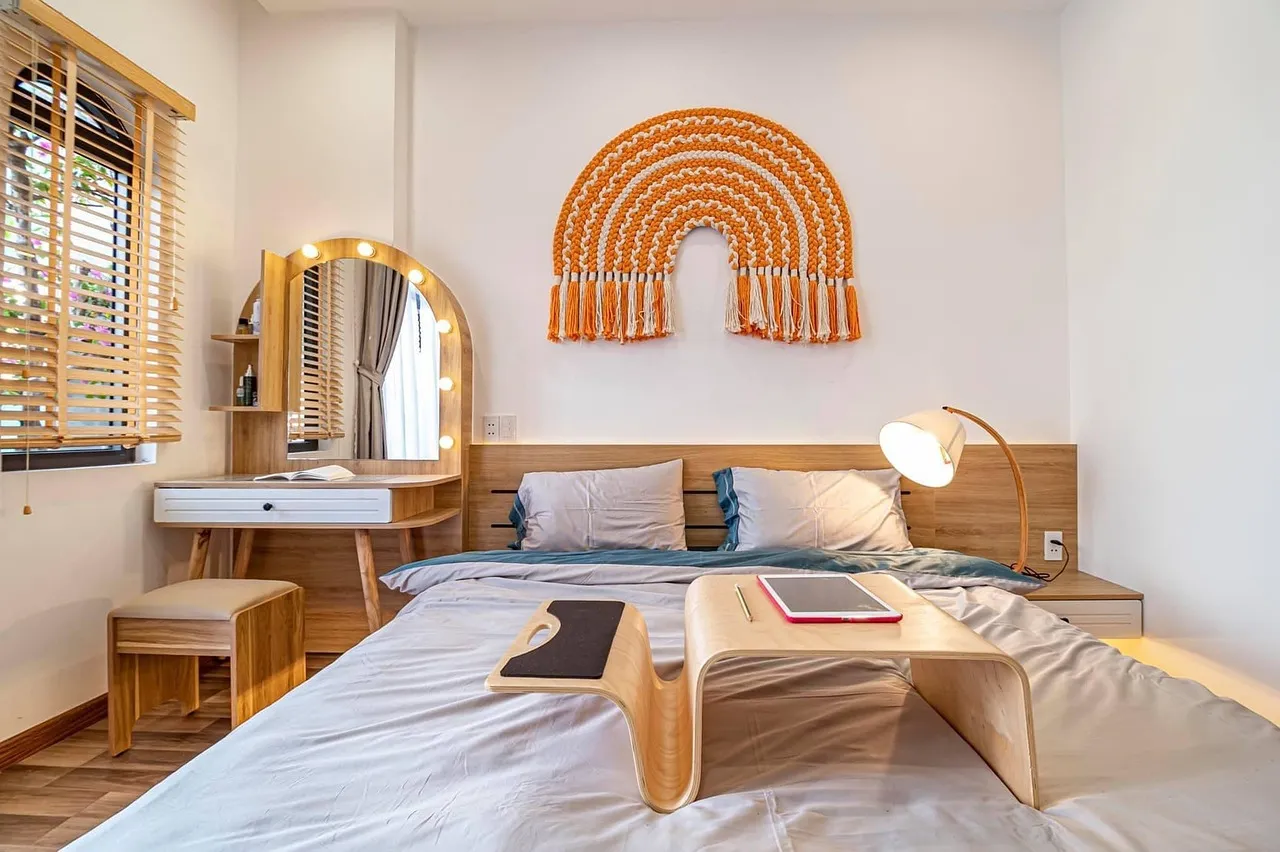 Chambre d'hôtel chaleureuse et lumineuse avec coin bureau